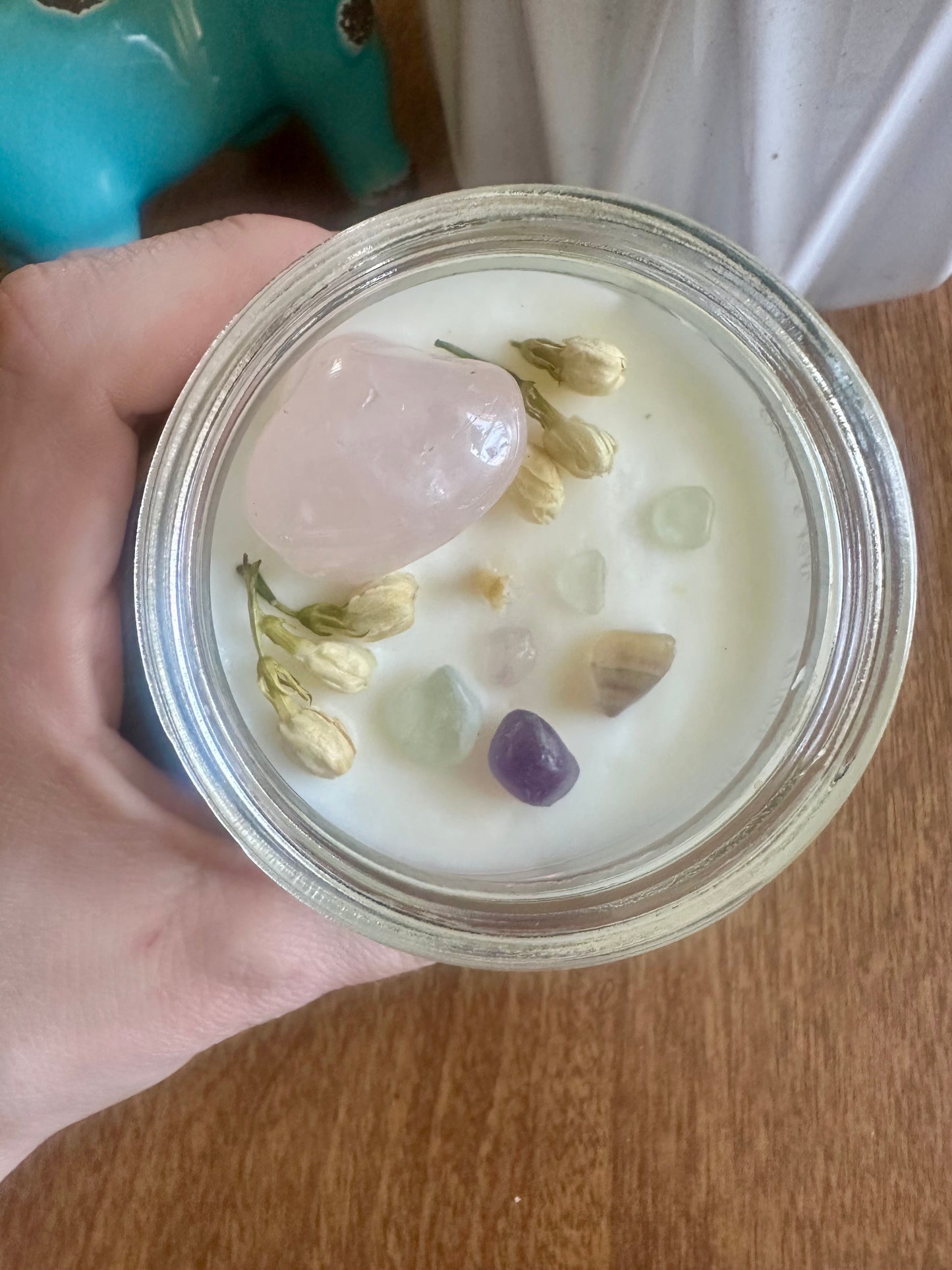 Vanilla Frosting – Reiki-Charged Crystal Soy Candle with Rose Quartz & Rainbow Fluorite