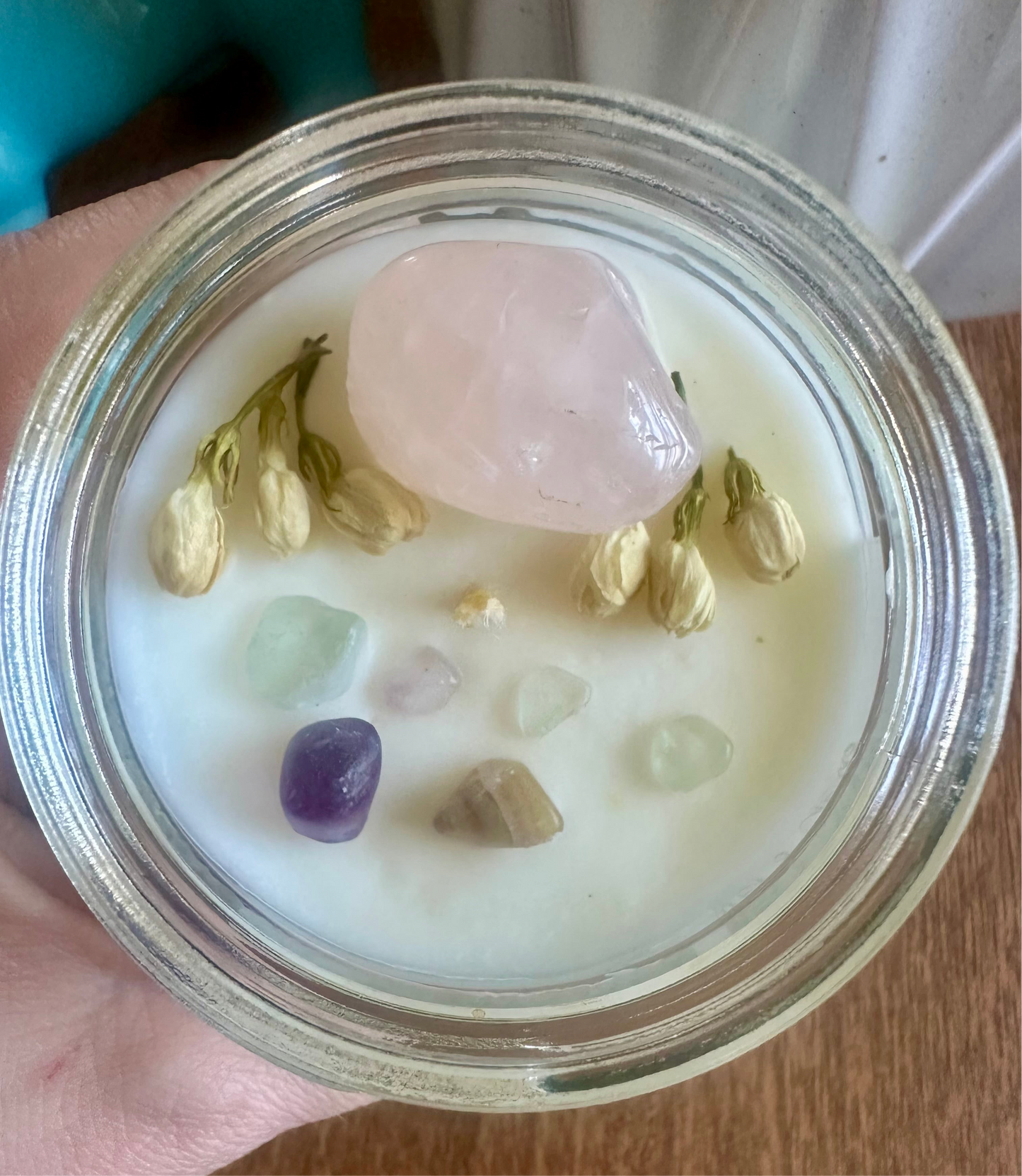 Vanilla Frosting – Reiki-Charged Crystal Soy Candle with Rose Quartz & Rainbow Fluorite