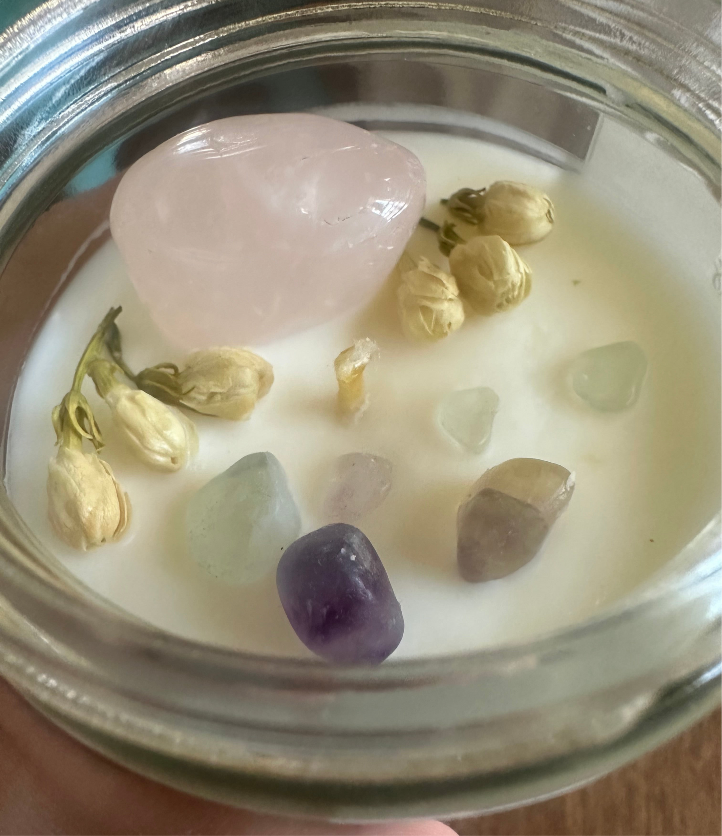 Vanilla Frosting – Reiki-Charged Crystal Soy Candle with Rose Quartz & Rainbow Fluorite