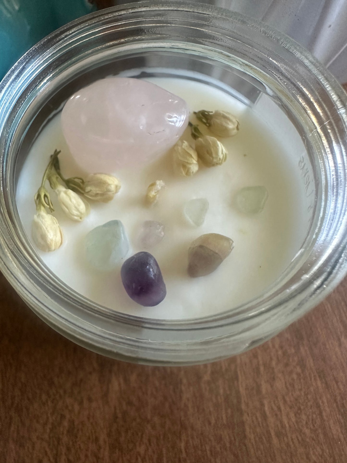 Vanilla Frosting – Reiki-Charged Crystal Soy Candle with Rose Quartz & Rainbow Fluorite